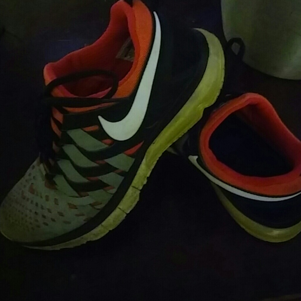 Mens 9.5 Nike Tennis / Running Shoes